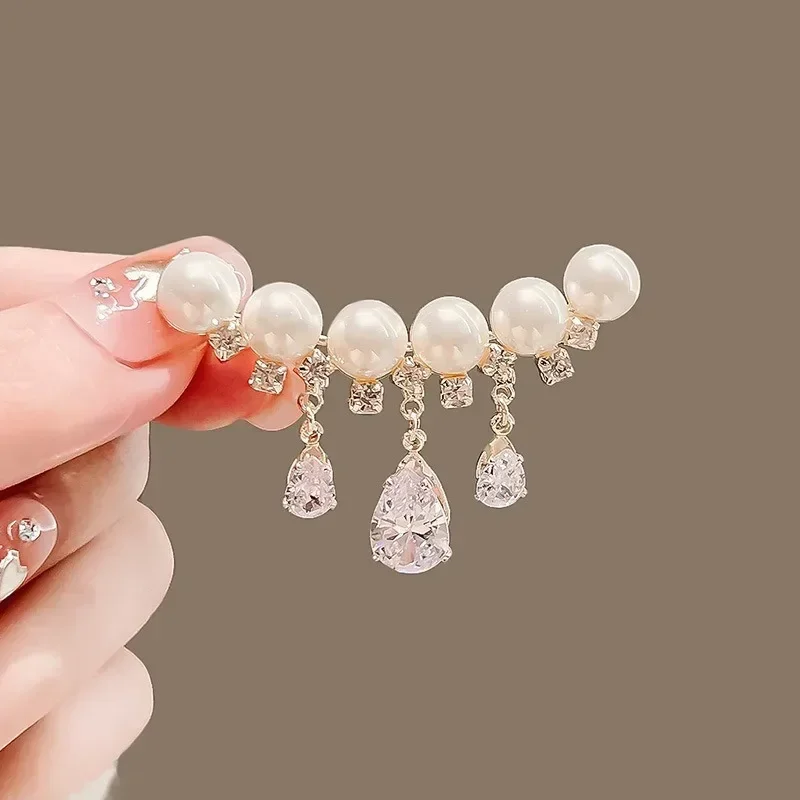 1 Pcs Elegant Luxurious White Crystal Pearl Brooch Womens Gentle Golden Water Drop Rhinestone Tassel Brooch