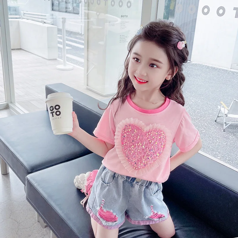 

Summer 2024 Korean Children Girl 2PCS Clothes Set Sequin Love Patched Top Suit Elastic Waist Hole Denim Shorts Kids Girl Outfits