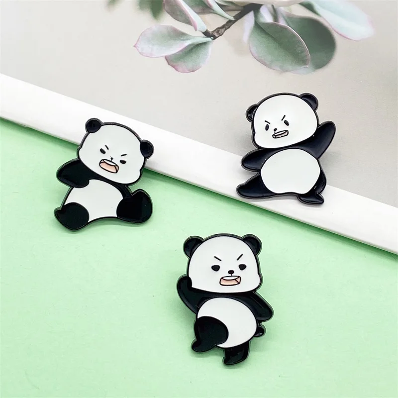 Semplice Stile In Bianco E Nero Kung Fu Panda Spilla Smaltata In Metallo Cartoon Cute Panda Animal Badge Pin Gioielli Accessori Di Abbigliamento