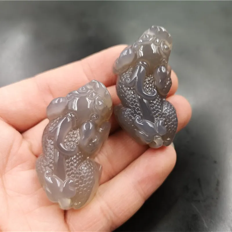

Дешевая трехмерная Большая подвеска Pi Xiu из Нефритового серого агата, мужская и женская серая Подвеска из халцедона Pi Xiu, нефритовая подвеска