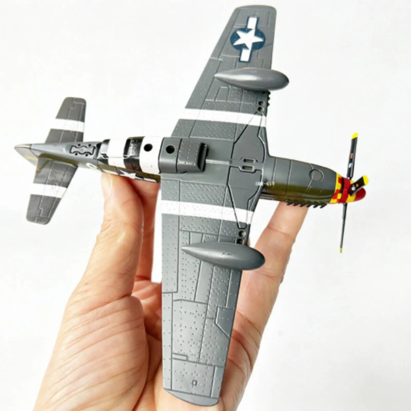 Vue arrière du modèle de chasseur WWII en métal moulé, mettant en évidence l'empennage et le support.