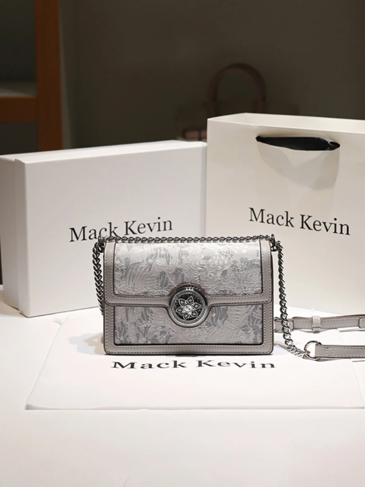 حقيبة جلد مطرزة فاخرة