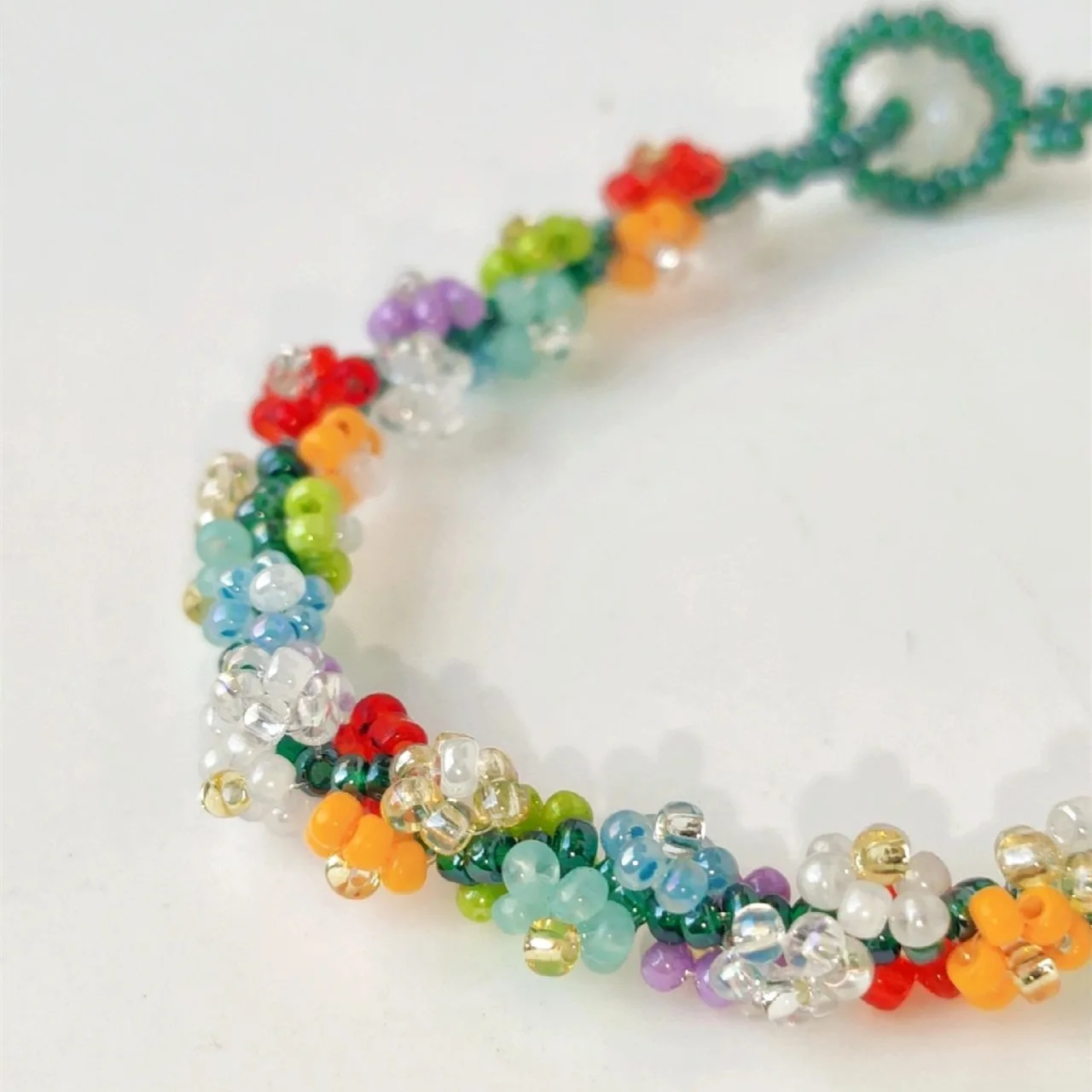 Kit fai da te per creare gioielli arcobaleno per bambini e principianti / Set di 129 perline per realizzare braccialetti e collane con accessori a tema unicorno e sirena - Italia
