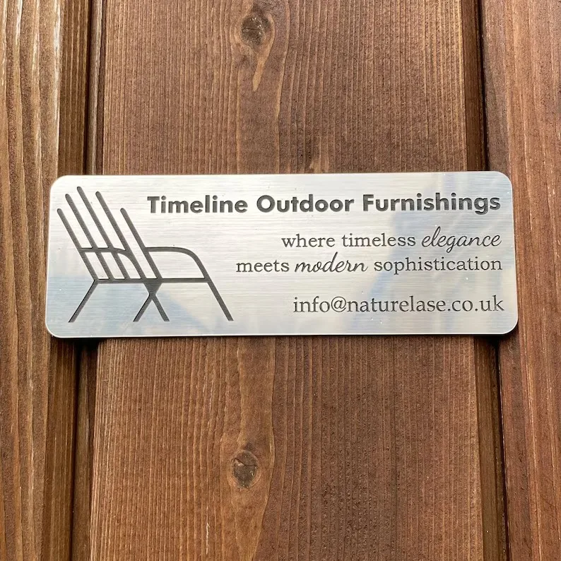 Targhetta identificativa in acciaio inox montata sulla porta di una casa