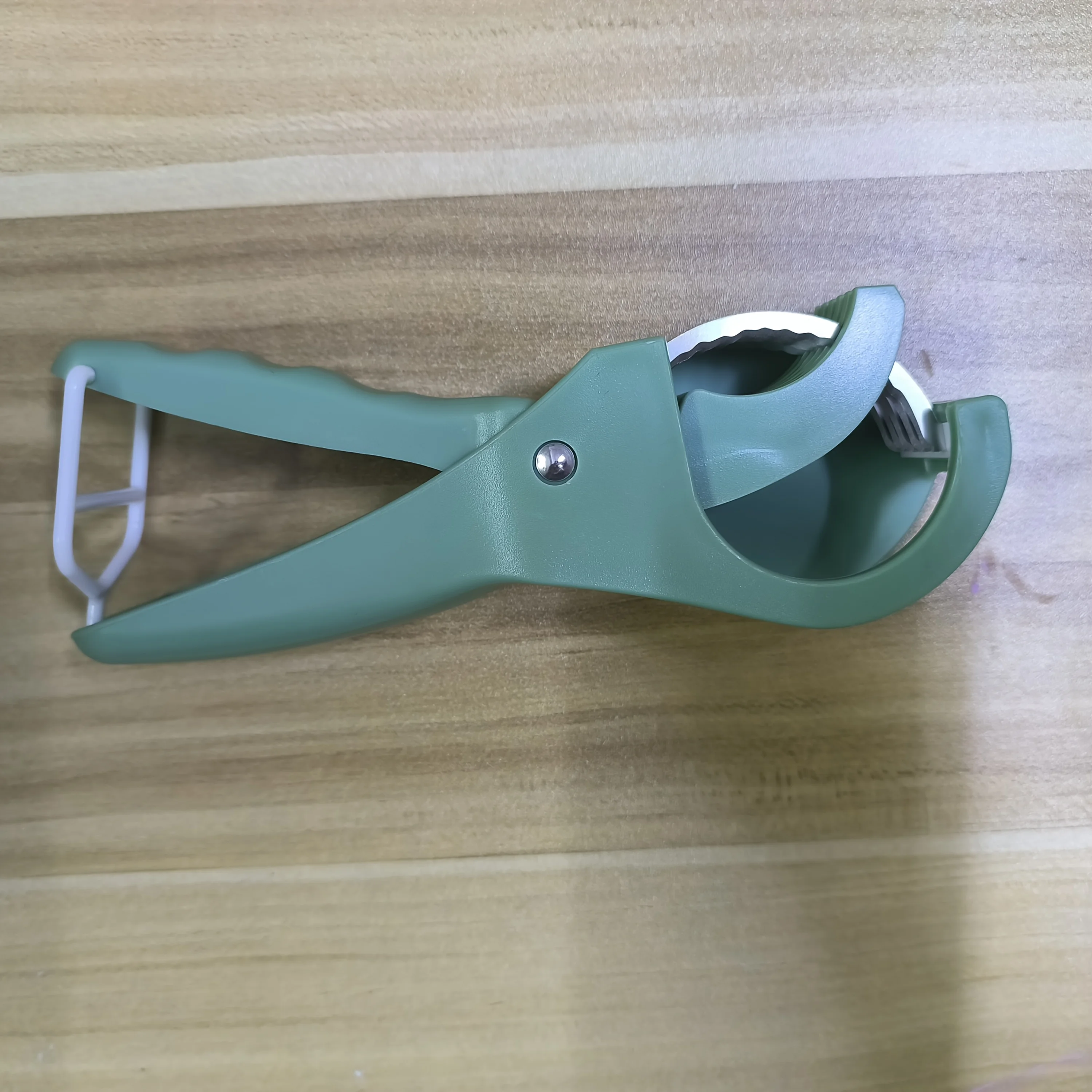 Multifunctional Vegetable and Fruit Slicer -Kitchen Cutter with Adjustable Blade, for Carrots, Cucumbers, Tomatoes, and More