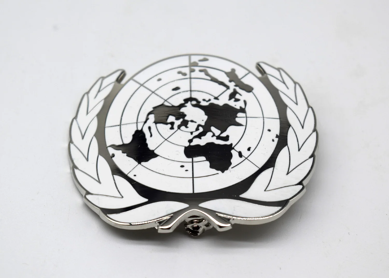 Siliver United Nations Peacekeeping Force UN BLUE BERET Hat Badge