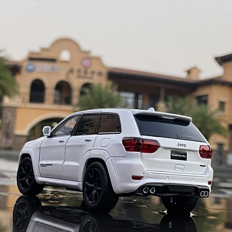 1:32 Jeeps Grand Cherokee Alloy Car Model Diecast Simulation Metal Toy Off-road Vehicle Model Sound and Light Childrens Toy Gift