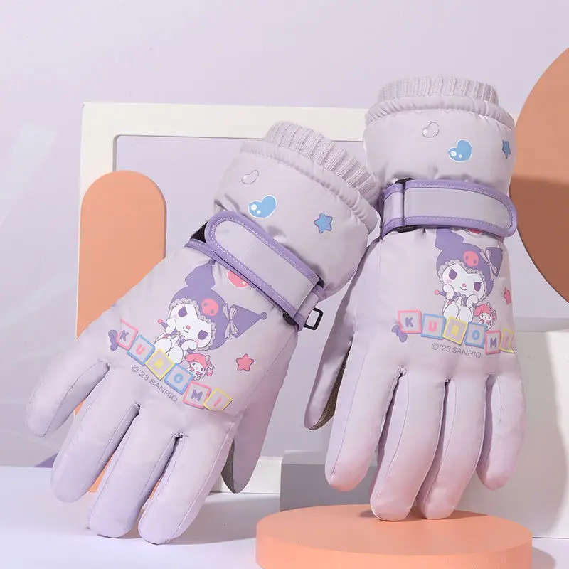 Рисунок 3 - Уличные лыжные перчатки Sanrio для сенсорного экрана