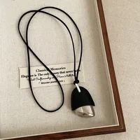 Collier ras du cou Minar au design unique en cuir PU noir et bleu clair avec pendentif en forme de pomme de pin métallique pour femme, chaîne longue réglable 3