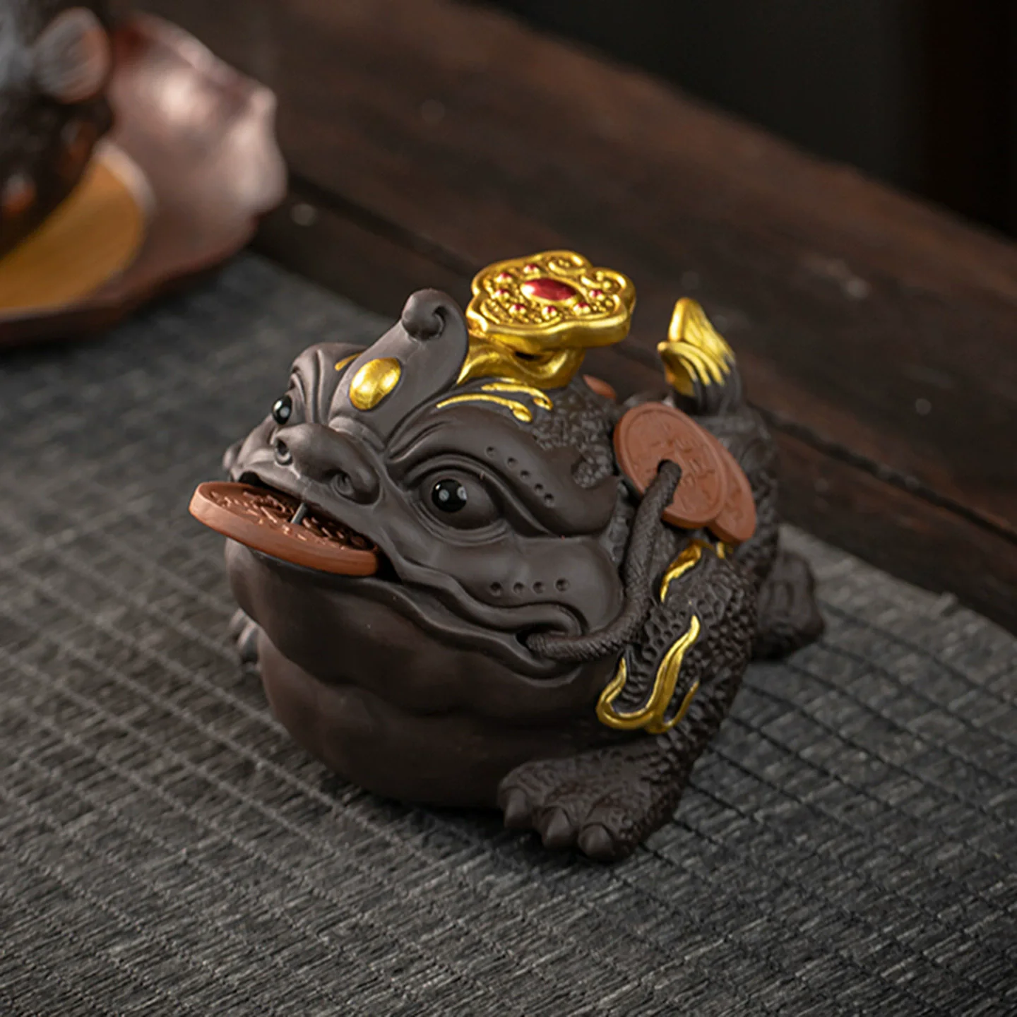 Fortune Golden Frog Toad Tea Pet, High-End Yixing Zisha Clay Raiseable Money Toad Figurine for Wealth & Prosperity, Tea Table De