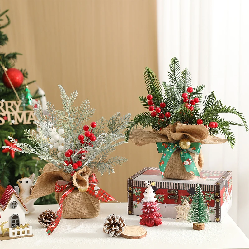 Árbol de navidad artificial de mesa con piñas y bayas rojas_voghion.com