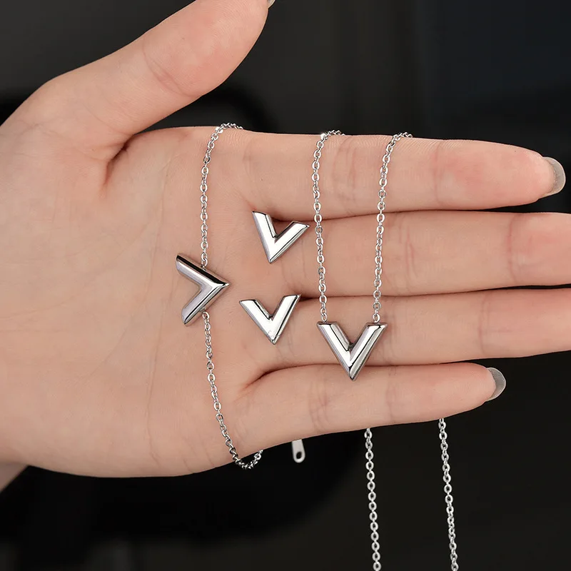 Fashion Brand V Letter Pendant Necklace For Woman Stainless Steel