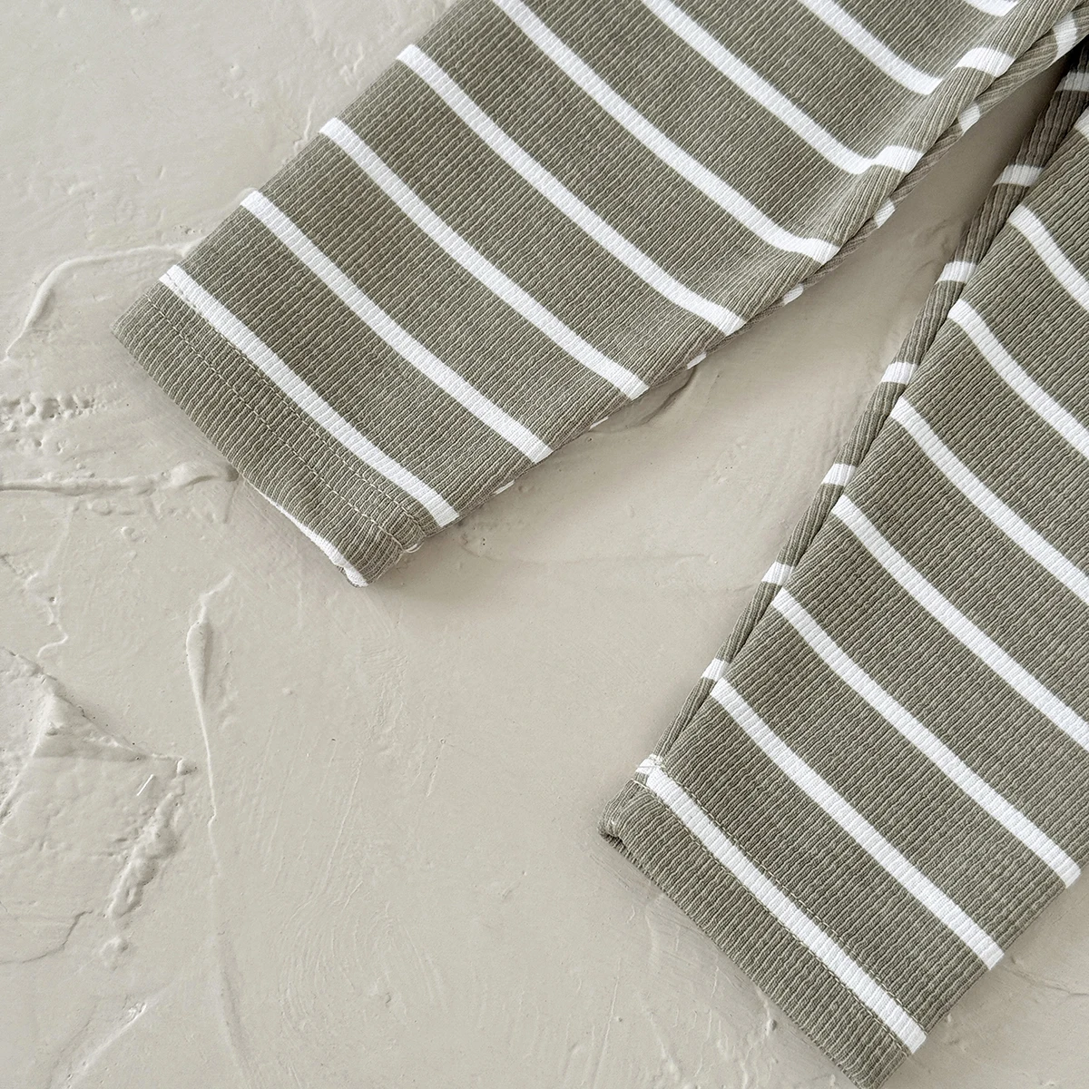 2-teiliges Set für Mädchen im Alter von 0 bis 3 Jahren, bequemer, süßer, niedlicher Pullover mit Blumenstickerei und O-Ausschnitt + gestreifte Hose – Detail 7