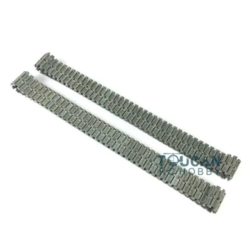 Sous le char, les chenilles métalliques et le système de suspension du char d'assaut RC Henglong T90 1/16 sont visibles.