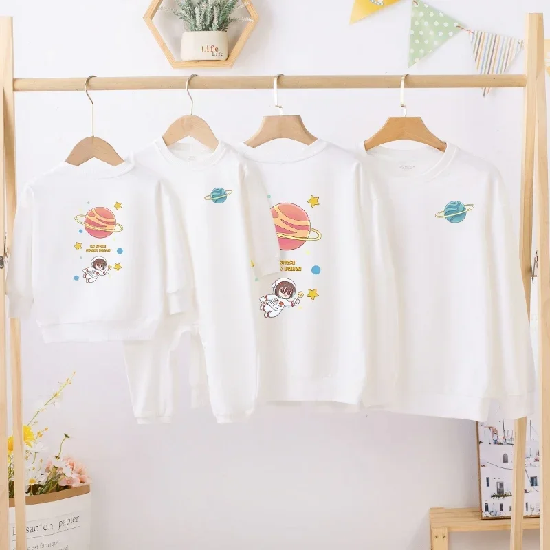 thumbnail image 1 of Conjuntos familiares a juego para Navidad e invierno, suéteres para parejas, camisetas con estampado de astronauta de dibujos animados, camisetas para madre e hija, sudaderas para padre e hijo, 1 of 5