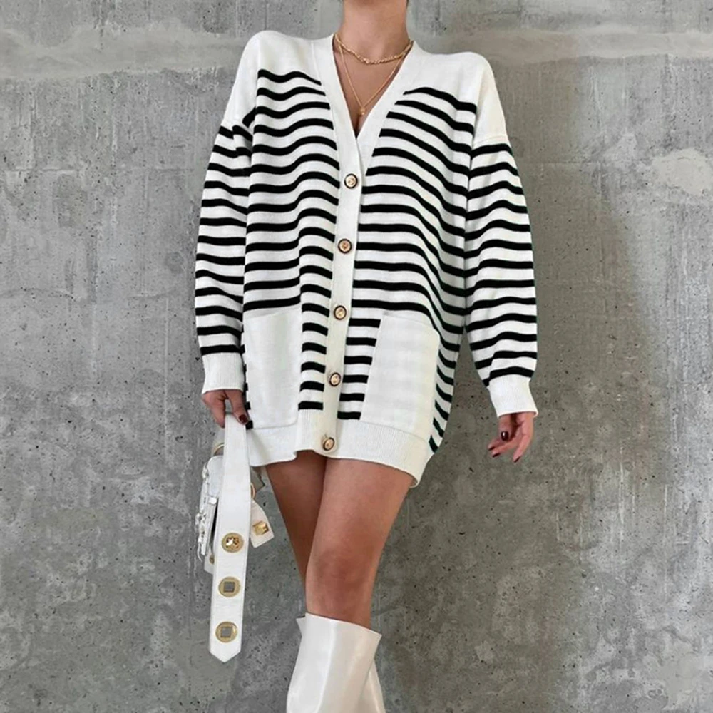 

Женский полосатый кардиган на пуговицах с V-образным вырезом