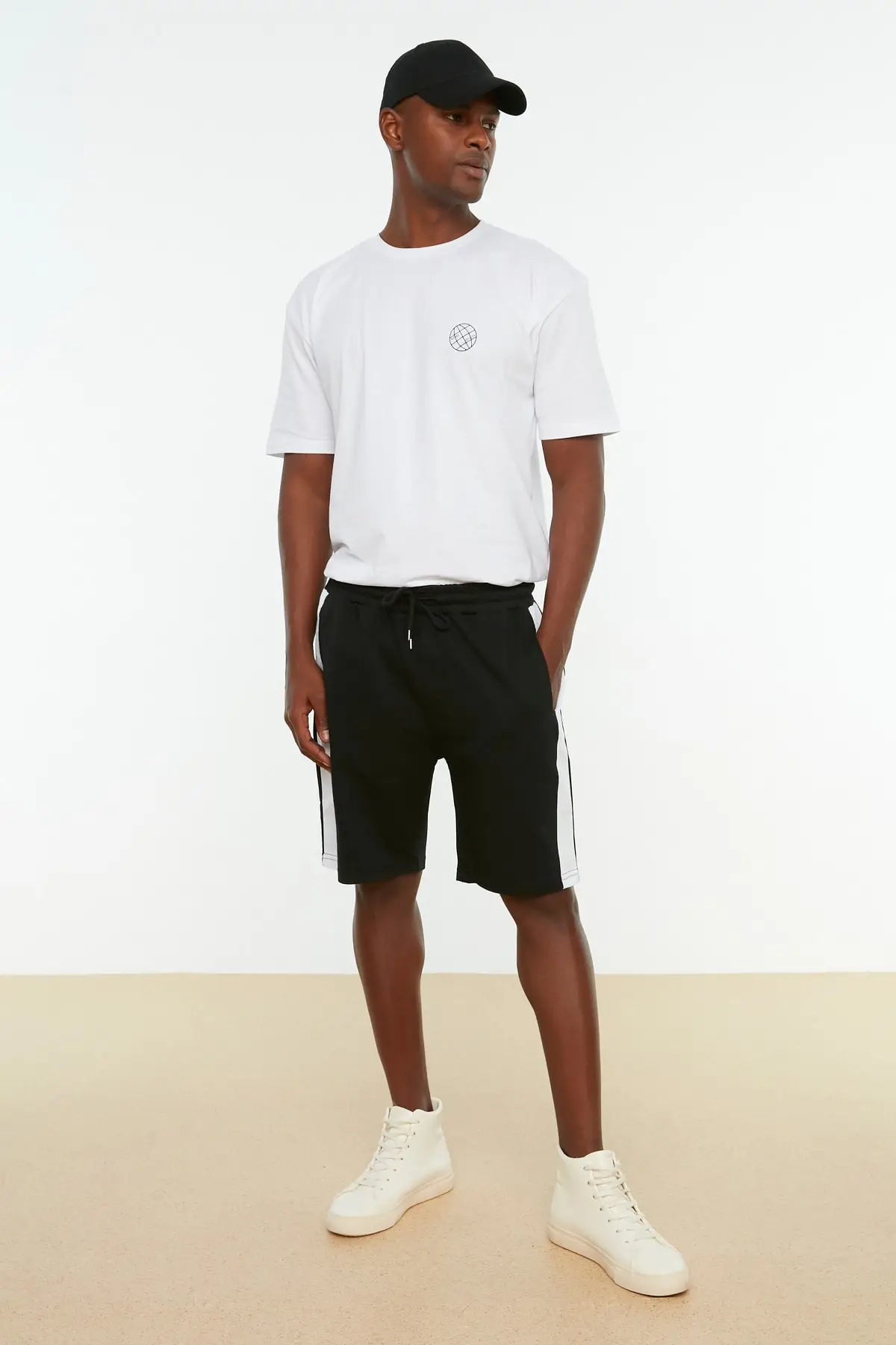 black casual shorts Trendyol Men Panelled New Shorts & Bermuda TMNSS20SR0105 maamgic sweat shorts