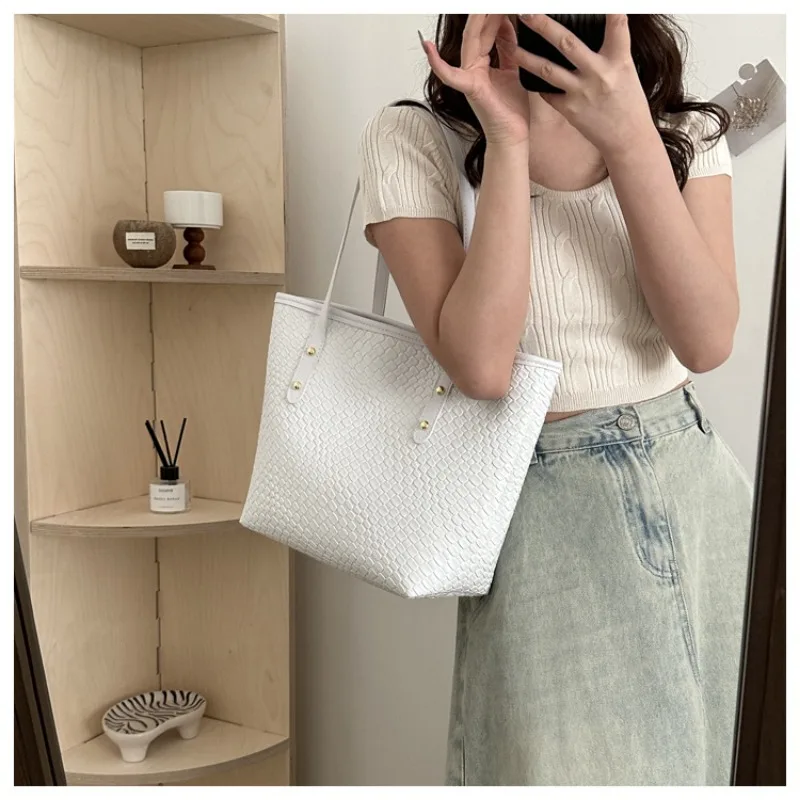 Fashion Retro Large Capacity Bag for Women 2024 New Versatile Handheld Tote Bag Light Luxury Shoulder Underarm Bag Cross Border