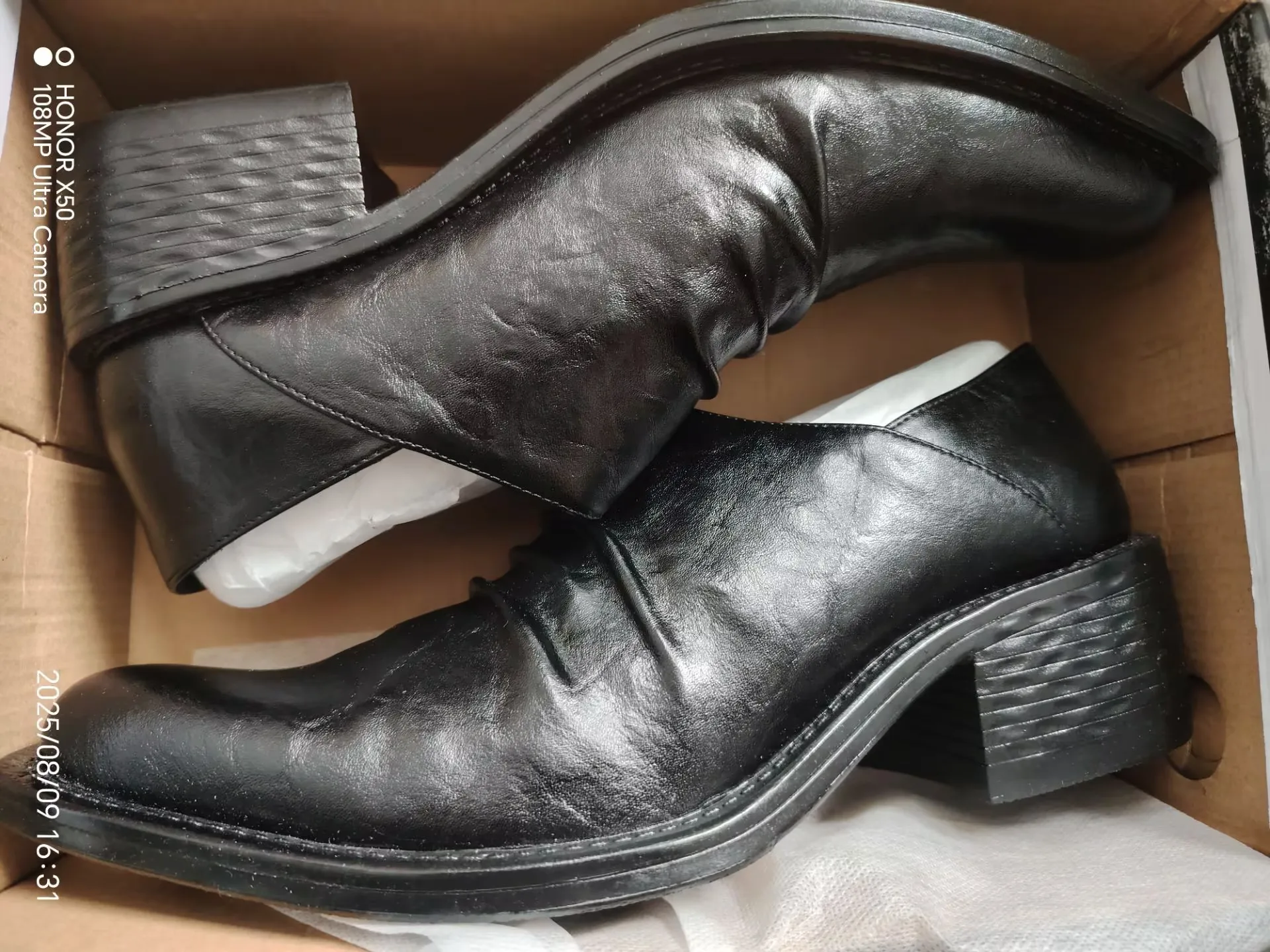 Mocasín de un pedal de cuero con cabeza volteada, plataforma de