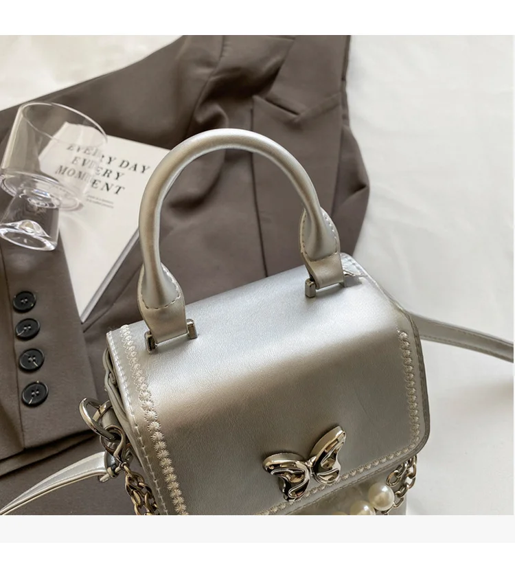 Niche Handheld Box 2024 New Color Contrasting Crossbody Fashion Butterfly Commuter Phone Shoulder Bag_voghion.com