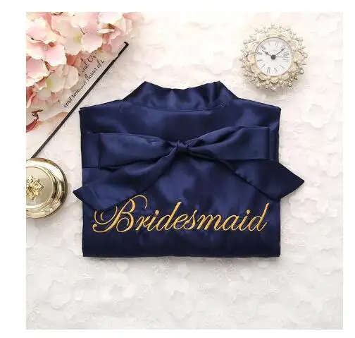 Damigella d'onore in uniforme navy