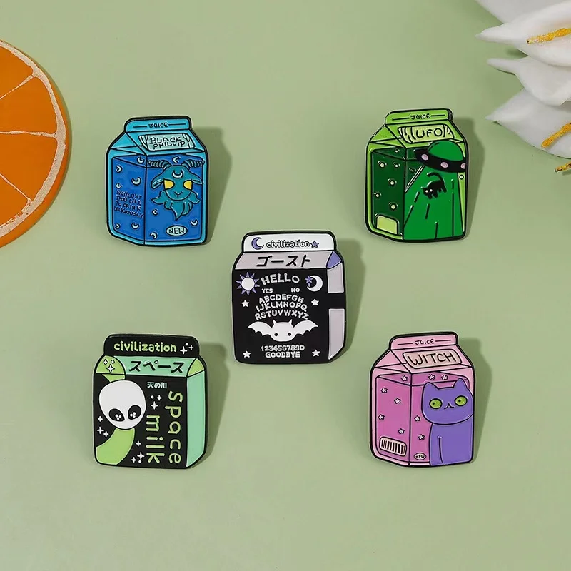 Personalizzato Punk Space Milk Box Spille Smaltate Alien Cartoon Cat Spilla Distintivi Bavero Zaino Cappello Gotico Gioielli Di Moda Regali All'Ingros