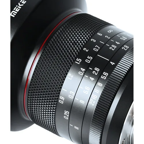 마이크 8mm f/2.8 렌즈 마이크로 포서드용 초광각 시야와 컴팩트한 디자인의 조합