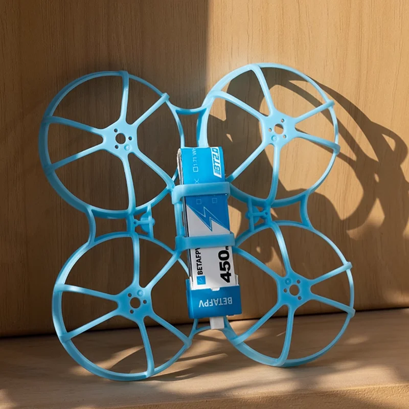 Six drones de course FPV de couleurs différentes alignés sur fond blanc, vue d'ensemble de la gamme. Achetez un Drone de Course FPV Performant - Livraison Rapide.