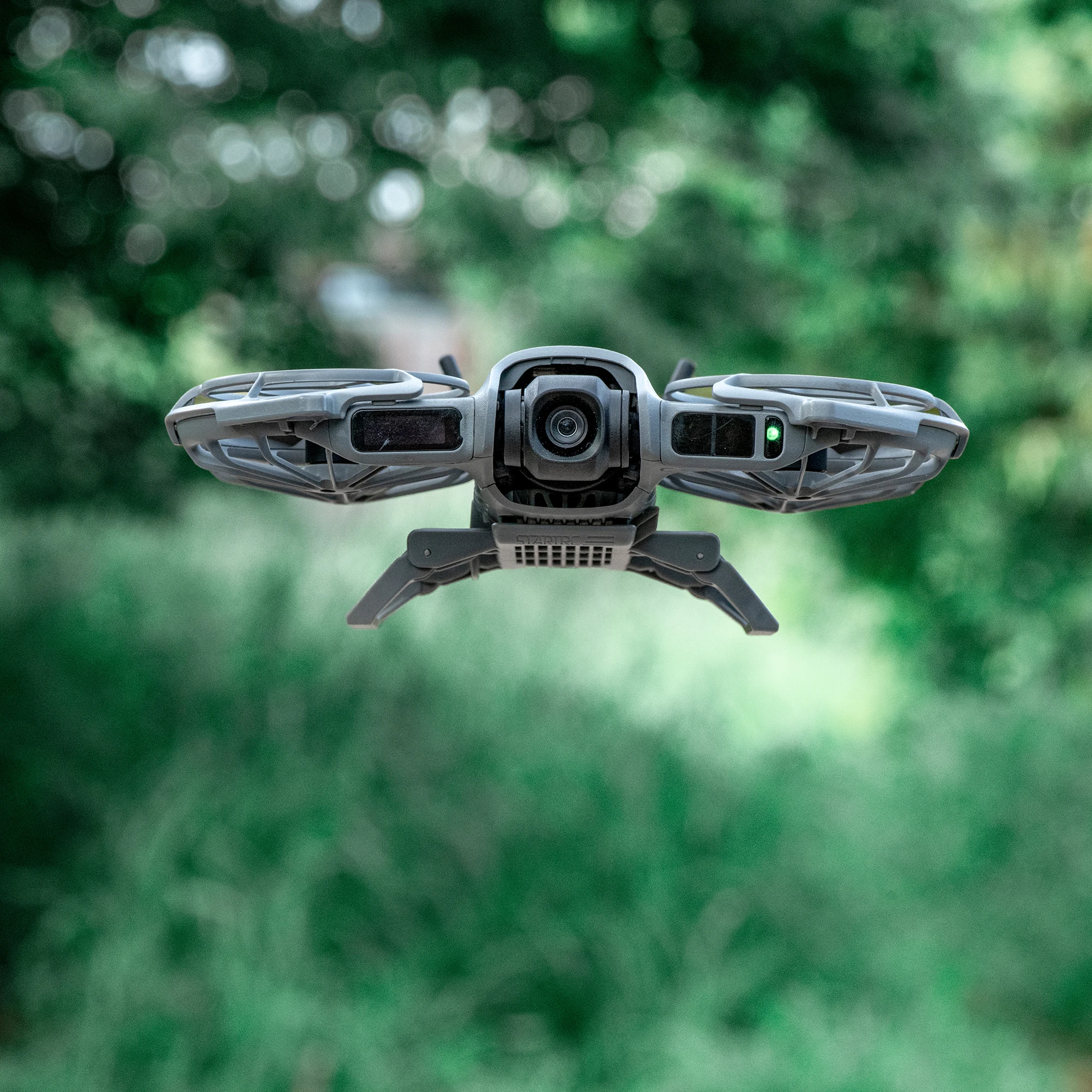 Détail du train d'atterrissage pour DJI NEO 2, protection inférieure et stabilité en vol grâce à des matériaux durables.
