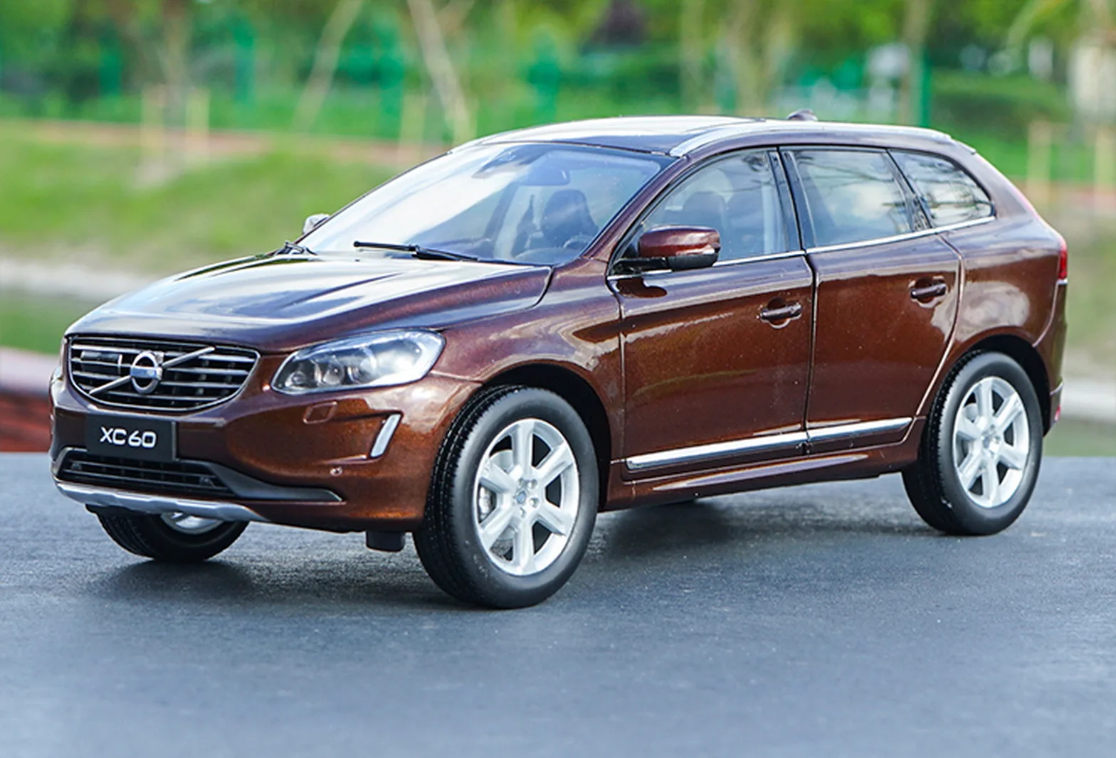

1/18 Scale XC60 T6 AWD Brown 2015 Diecast Model Car Toy Collection