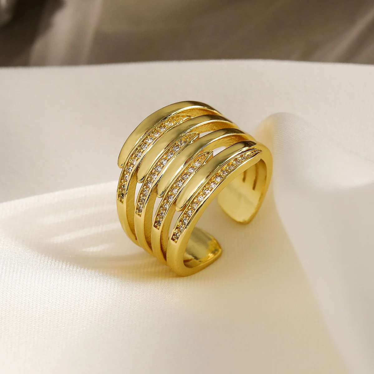 Sublimes bagues ajustables, design italien en acier couleur Or et serties de plusieurs diamants synthétiques 3