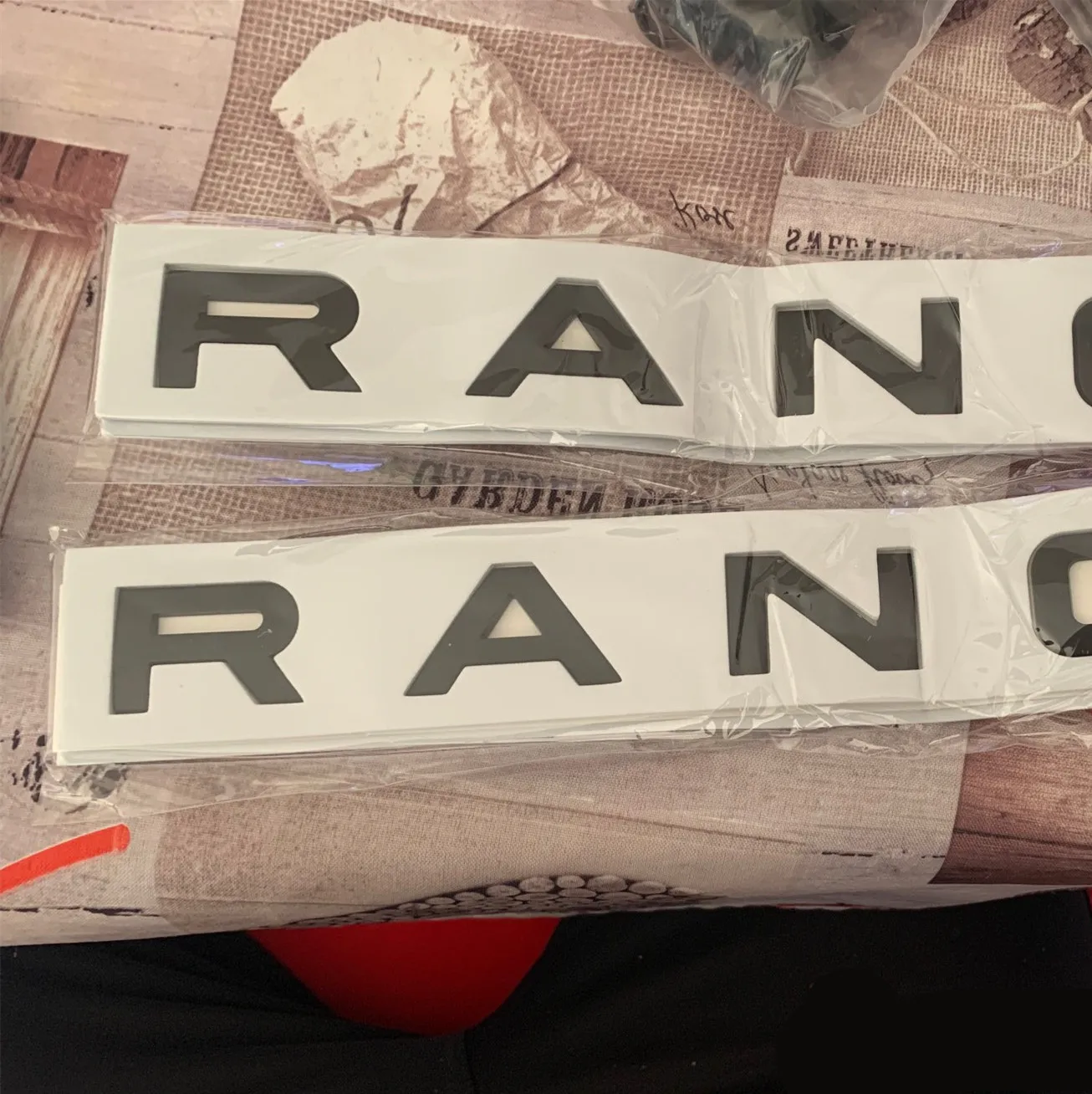 

Эмблема с хромированными краями и буквами для RANGE ROVER Evoque Velar SV, автобиография, логотип на капот и багажник, 5 цветов