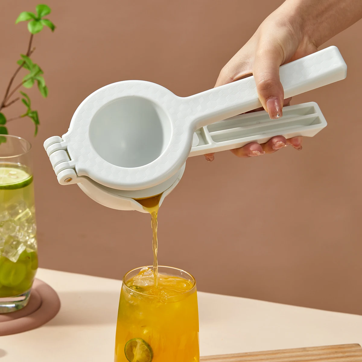 Fruit Juicer Lemon Squeezer WORTHBUY Plastic Lemon Squeezer Manual Juicer Hand Pressed Orange Fruit Juicer Kitchen Utensil Mini Blender Portable Lemon Clip
