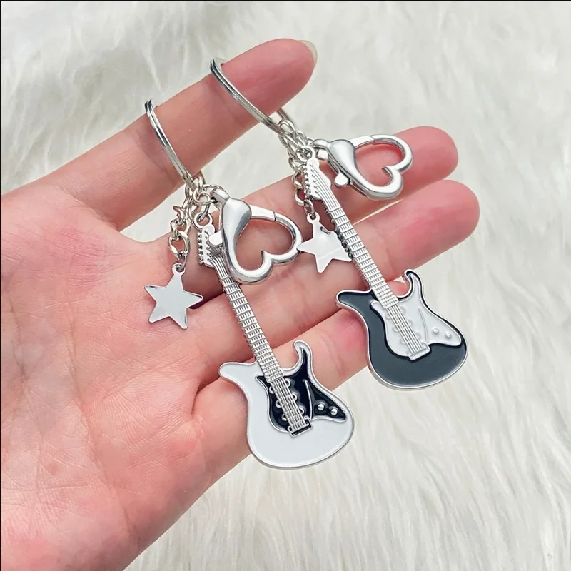 Aihua Y2k Liebesherz-Gitarren-Schlüsselanhänger für Frauen und Männer, cooler Pentagramm-Stern-Gitarrenanhänger, modische Rock-Punk-Accessoires, Geschenke