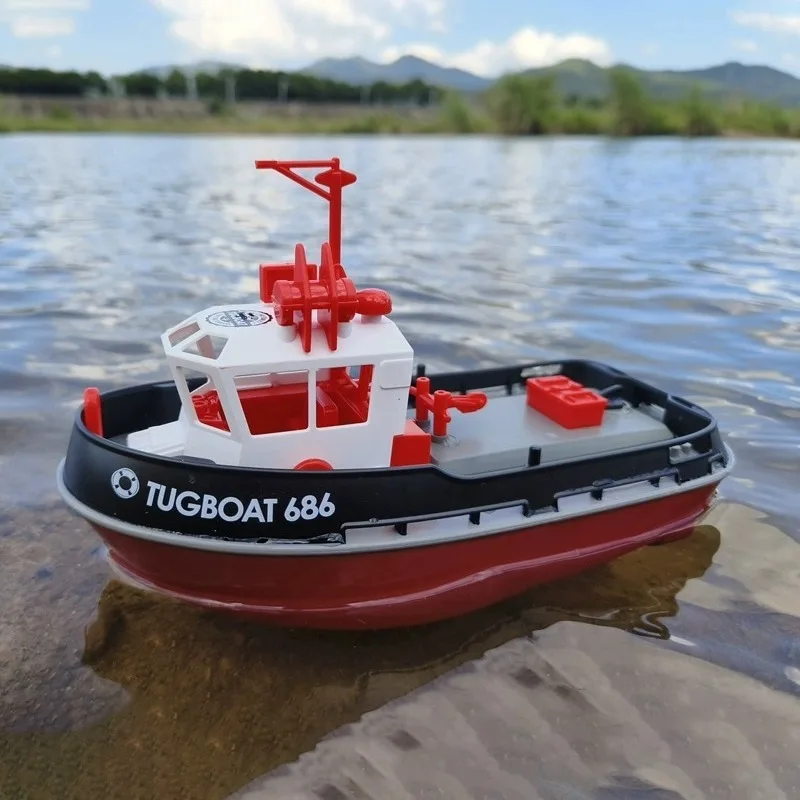 Bateau RC 686R étanche flottant sur l'eau, télécommande 2.4GHz en main
