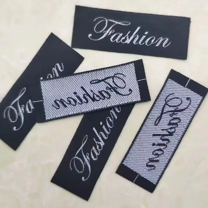 500개 맞춤형 봉제 천 라벨 직선 컷 1.5 * 6cm 미리 재단된 다마스크 폴리에스터 블루 의류 라벨