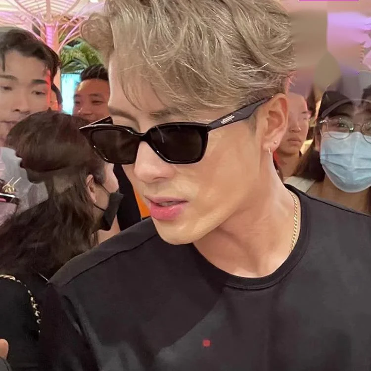 2024 Nuovi occhiali da sole Wang Jia'er Same Style Bar Bounce Cat Eyes Protezione solare e protezione UV Occhiali da sole avanzati_voghion.com