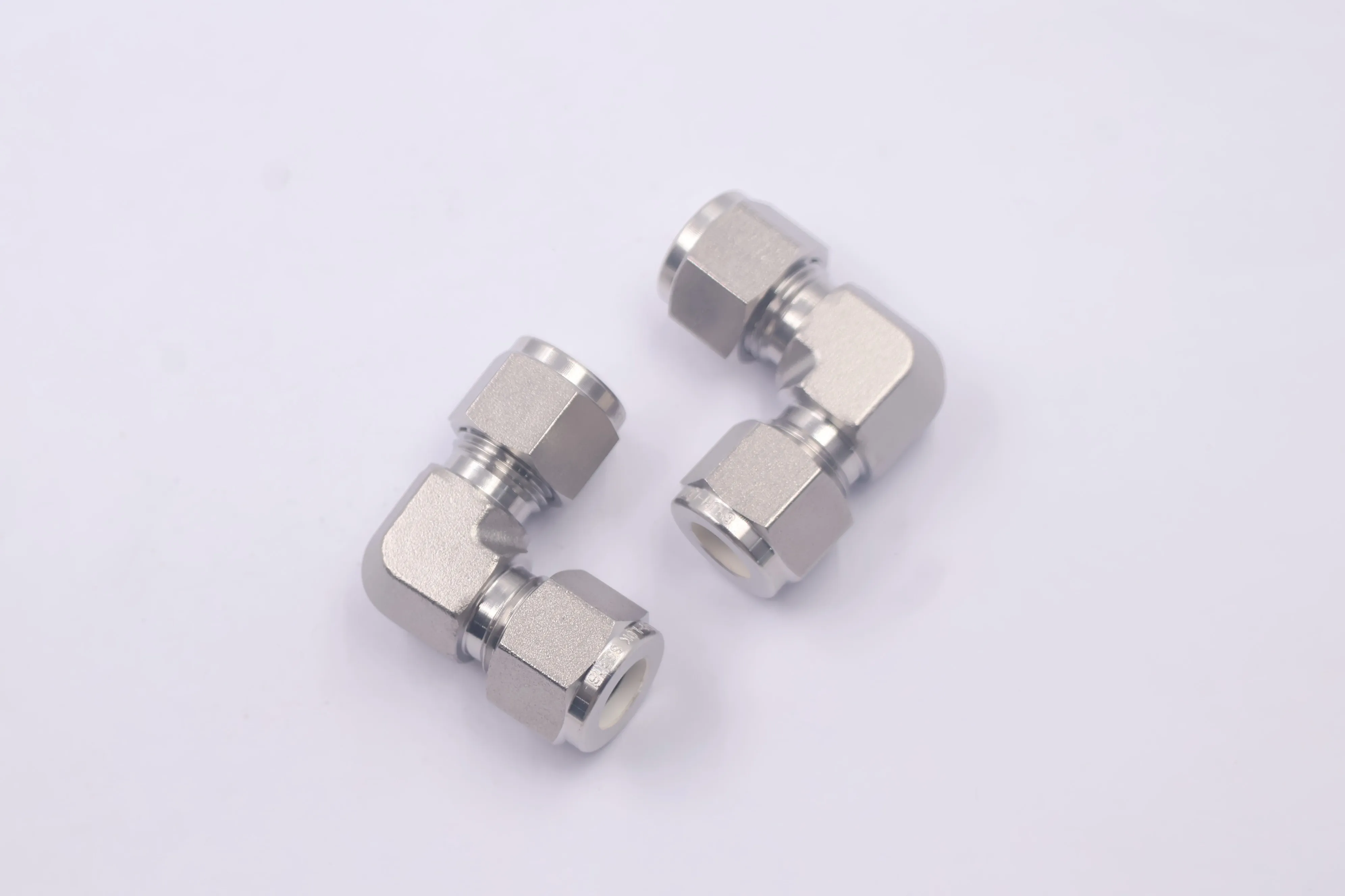 SS-600-9, Stainless Steel Tube Fitting, Union Elbow, 3/8 in. Tube OD, Can Combination with Swagelok