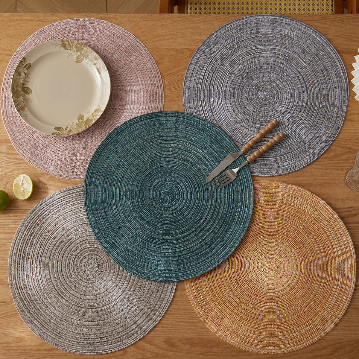4pcs/set Round Braided Placemats Table Mats for Dining Tables Woven Washable Non-Slip Place Mats for Christmas Party