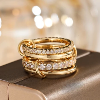 Un anello ad incastro a quattro anelli con un design personalizzato in stile adatto per l'uso quotidiano e un regalo di compleanno per gli amici