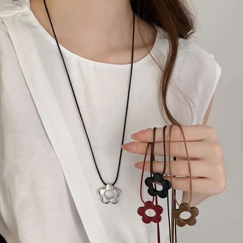 Simple Flower Long Rope Necklace Women Hollow Flower Pendant Necklace Adjustable Knot Sweater Chain Party Wedding Jewelry Gifts