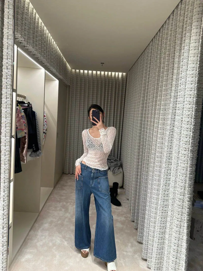 

Women's classic retro straight leg jeans with large pockets, wide legs and high waist cropped pants are stylish and comfortable