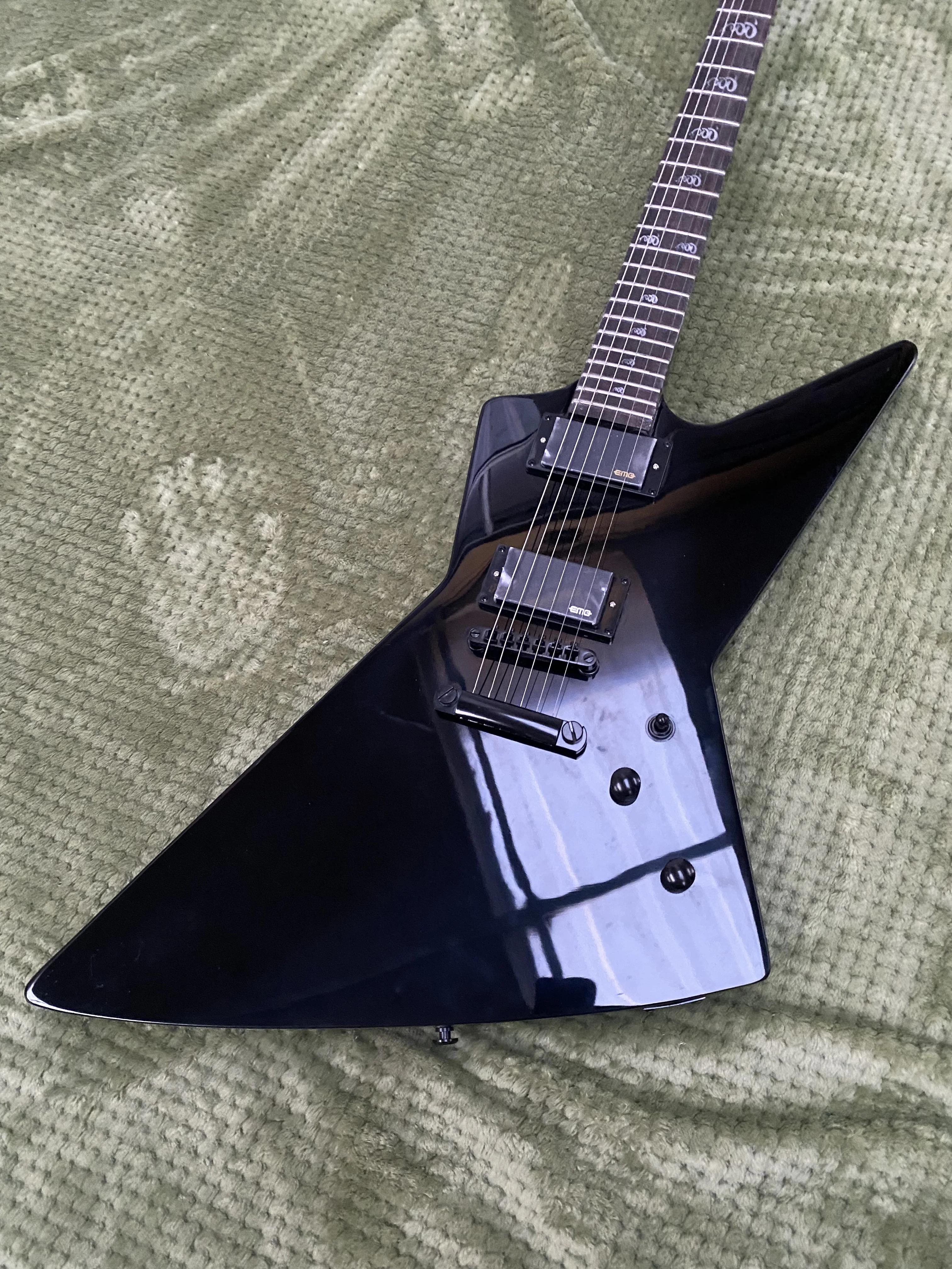 

High quality rock esp electric guitar, tremolo system, goose design, fingerboard snake embossing, blackened design,free shipping