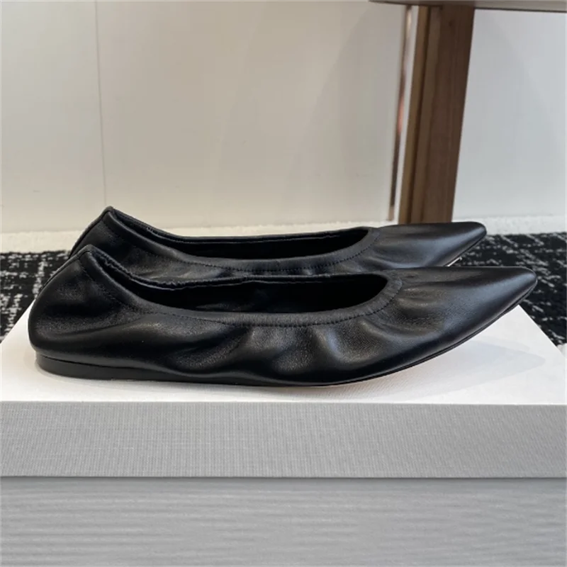 The new ballet flats are made of smooth and soft sheepskin, with pointed toes and elastic edges that are comfortable and suitabl