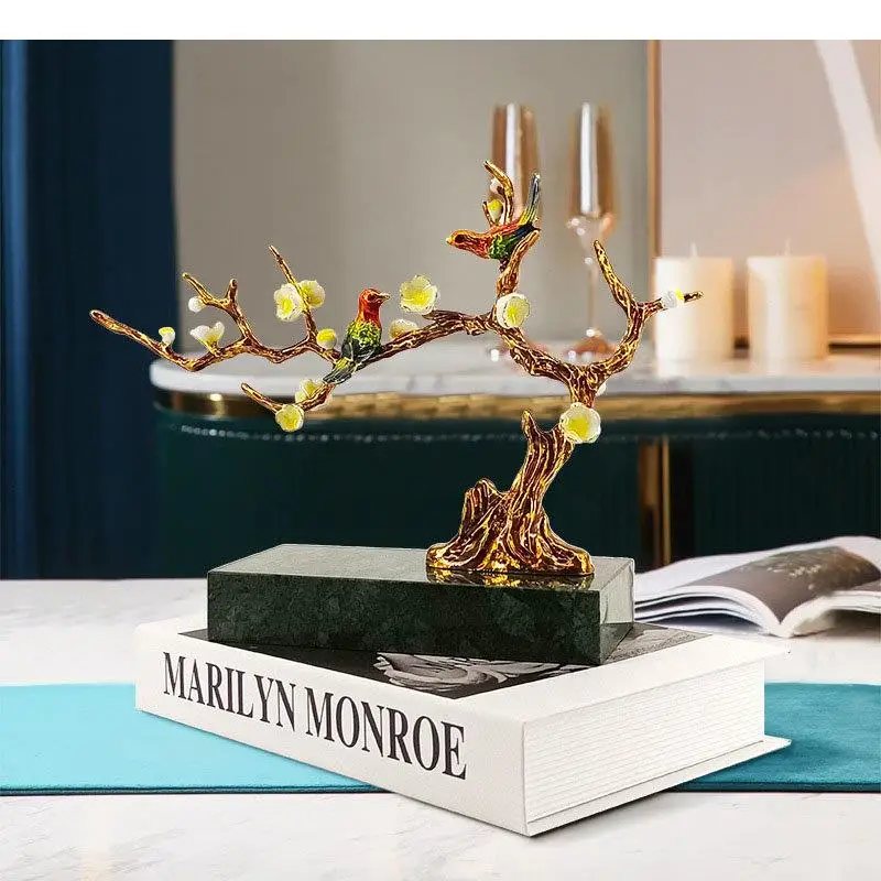 

Птица и дерево окрашенная статуя мраморная основа металлические изделия украшение для гостиной Позолоченные художественные украшения для комнаты эстетический Декор