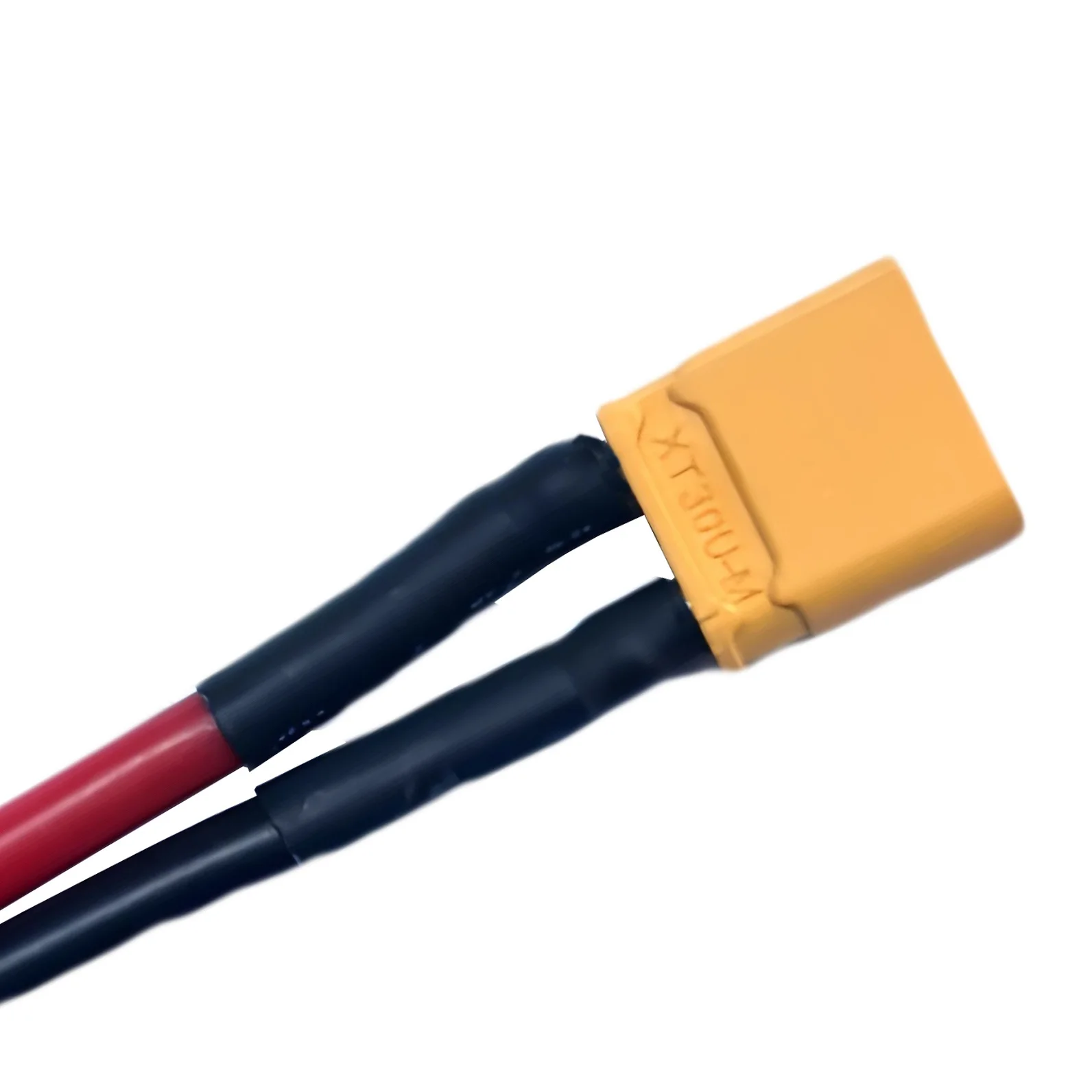 Gros plan sur un connecteur femelle de batterie pour drone, montrant les broches et le logement en plastique noir.