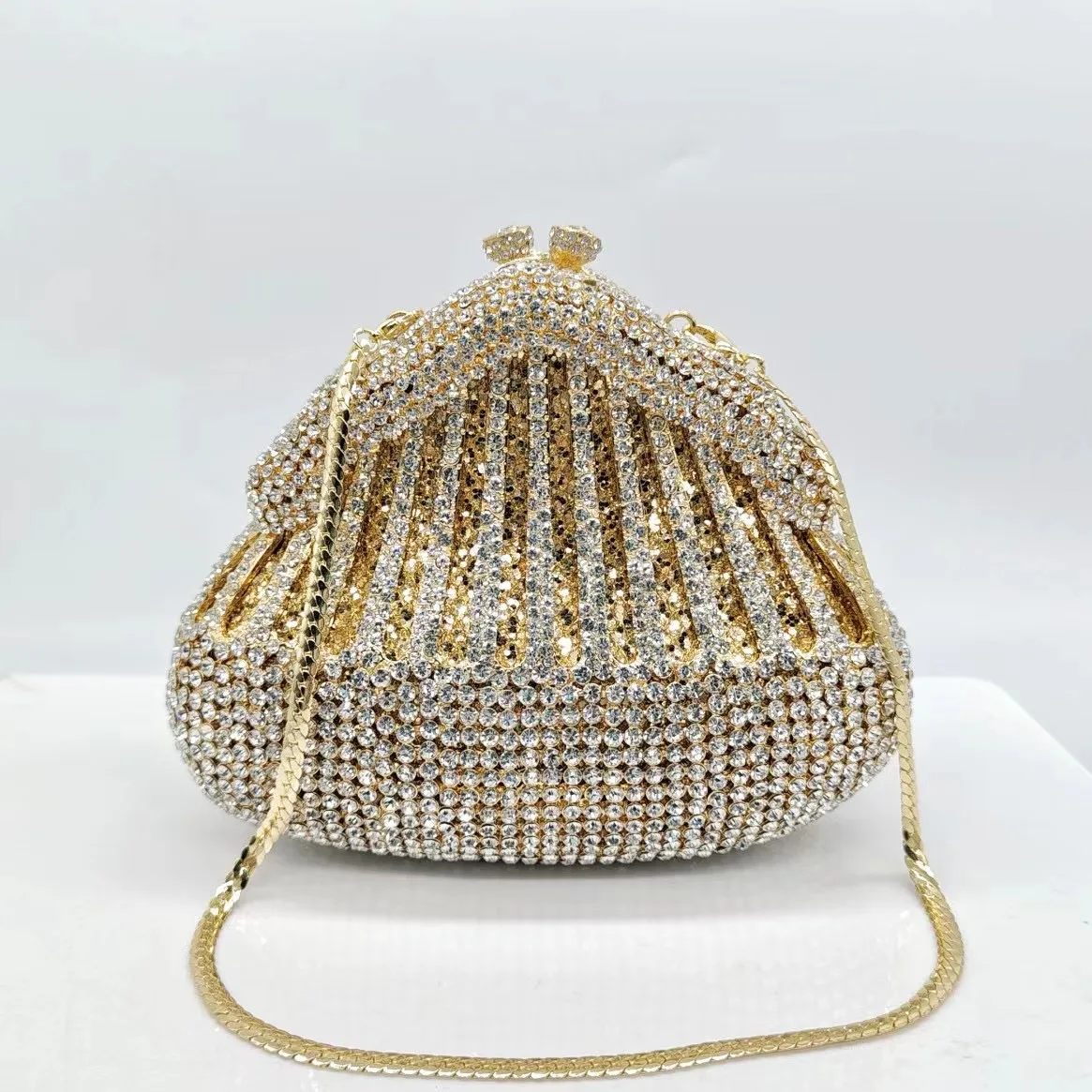 

Heisong Ladies' glittering diamond gold glow Delicate and compact dinner bags inject luxury and romance into your evening