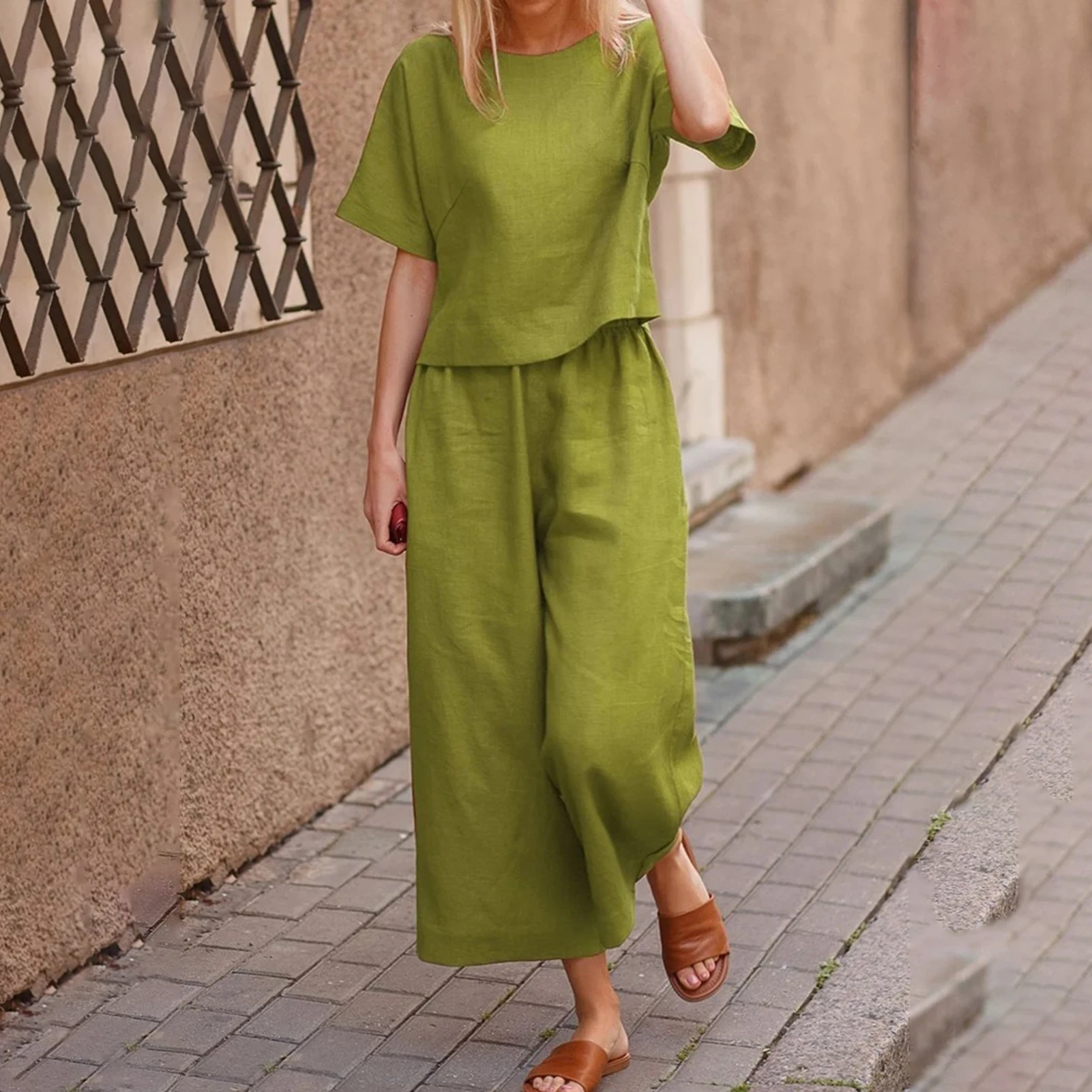 

2021 Casual Women Outfit Solid Color Wide Leg Two-piece Round Neck Short Sleeve T-shirt Cropped Pants for Daily Wear S-4XL