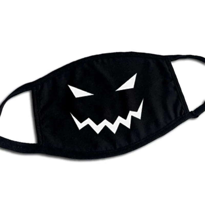 Lot de trois masques en tissu dépliés, blanc, gris et bleu, sur fond clair, soulignant leur caractère lavable et écologique.