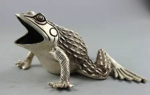 

Collectible Decorate Chinese old Tibet Silver Handwork Carved Frog Statue